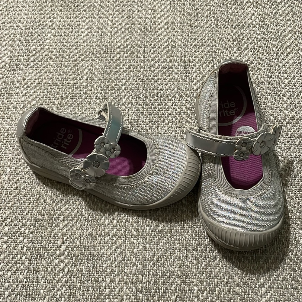 Toddler girl Stride Rite size 6 silver sparkle flower strap Mary Jane style